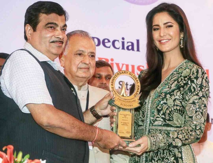 Ummm: Katrina Kaif QUIETLY ESCAPED from the hotel's kitchen after receiving the Smita Patil Award? Ummm: Katrina Kaif QUIETLY ESCAPED from the hotel's kitchen after receiving the Smita Patil Award?