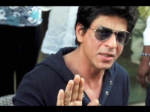 Tussle in Turkey: Angry Shah Rukh Khan PUSHES away a fan! Tussle in Turkey: Angry Shah Rukh Khan PUSHES away a fan!