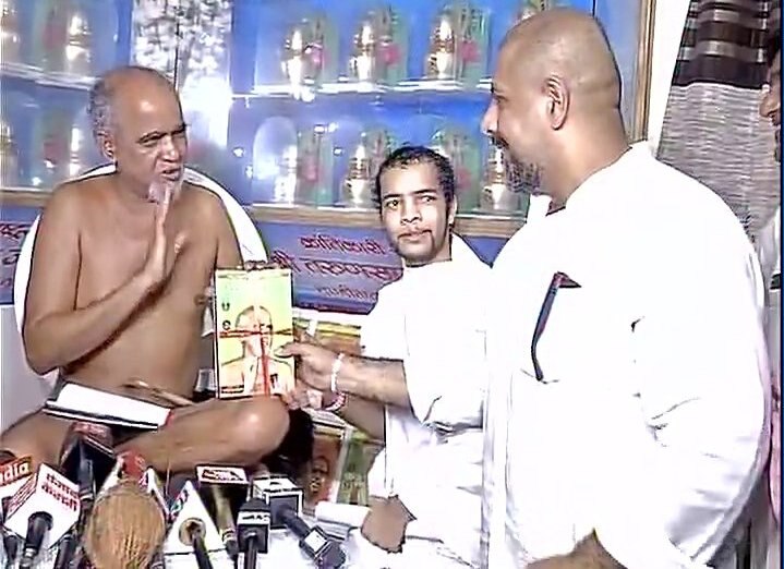 Dadlani meets Jain monk Tarun Sagar, apologises in person Dadlani meets Jain monk Tarun Sagar, apologises in person