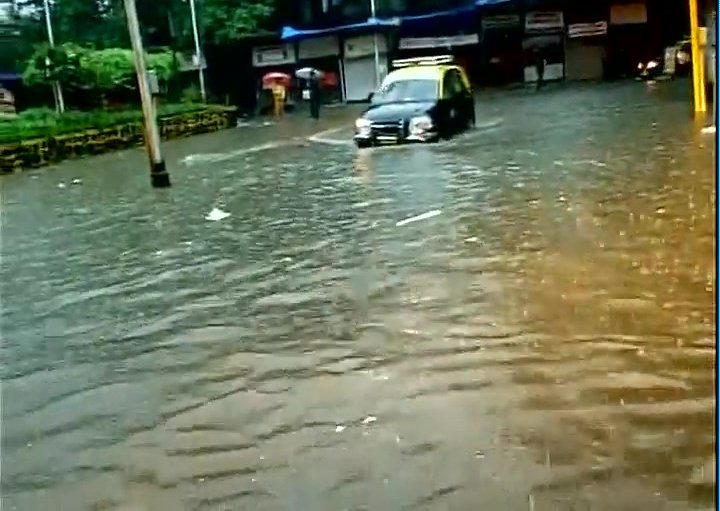Heavy rains lash Mumbai, causing traffic snarls