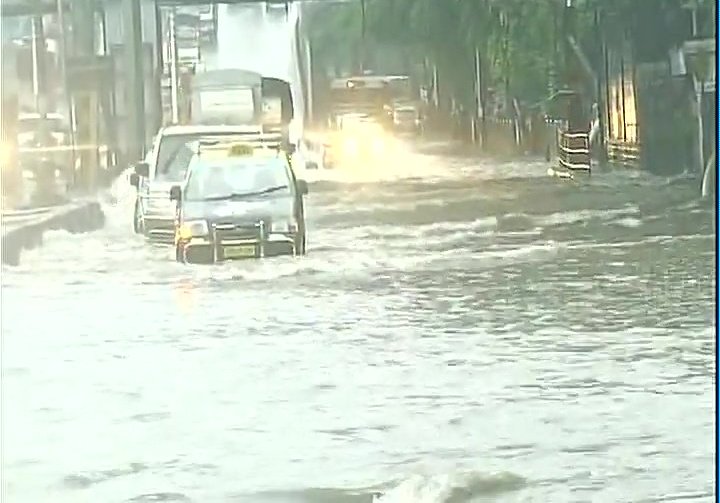 Heavy rains lash Mumbai, causing traffic snarls