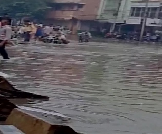 Heavy rains cripple Hyderabad, IT firms asked for work from home & Army help sought Heavy rains cripple Hyderabad, IT firms asked for work from home & Army help sought