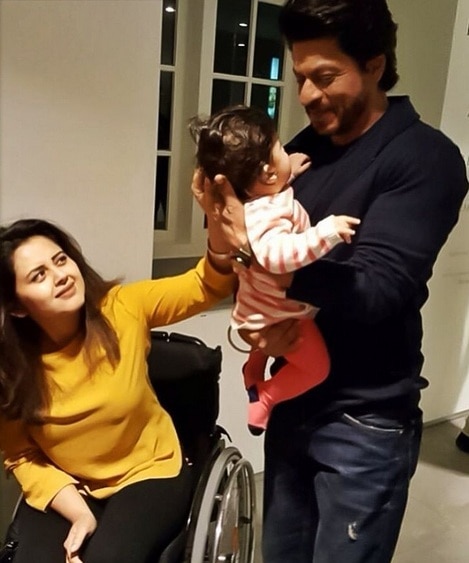 AWW: Shah Rukh Khan Playing With A Toddler Is The Sweetest Thing You'll See Today! AWW: Shah Rukh Khan Playing With A Toddler Is The Sweetest Thing You'll See Today!