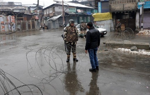 Kashmiri youth rescue soldier trapped inside damaged vehicle Kashmiri youth rescue soldier trapped inside damaged vehicle