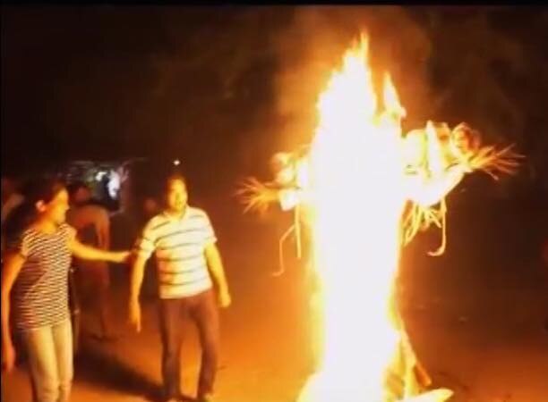 NSUI students burn effigy of Modi inside JNU, administration orders inquiry NSUI students burn effigy of Modi inside JNU, administration orders inquiry
