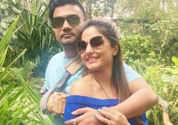 Hina Khan makes her relationship public, shares an adorable picture with boyfriend Hina Khan makes her relationship public, shares an adorable picture with boyfriend
