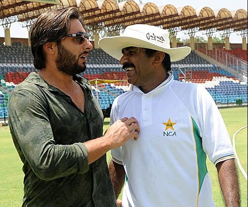 Javed Miandad, Shahid Afridi make peace Javed Miandad, Shahid Afridi make peace