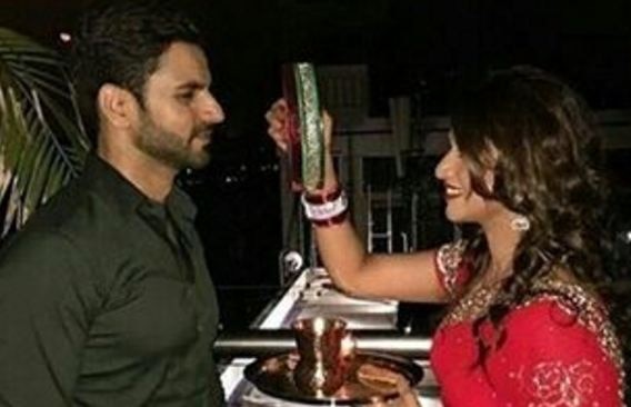 Unseen pictures of Divyanka Tripathi and Vivek Dahiya's first Karva Chauth are LEAKED! Unseen pictures of Divyanka Tripathi and Vivek Dahiya's first Karva Chauth are LEAKED!