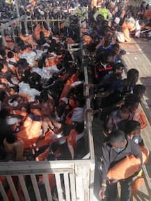 Boat with 1,100 migrants, 17 corpses reaches Italy