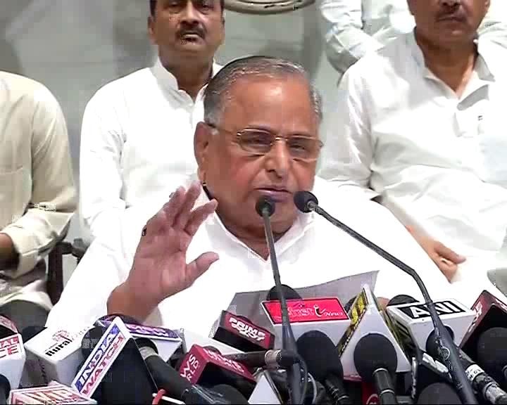 Akhilesh skips press conference but Mulayam says 'family stands united' Akhilesh skips press conference but Mulayam says 'family stands united'