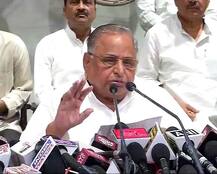 Akhilesh skips press conference but Mulayam says 'family stands united'