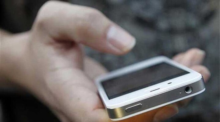 Panic button in mobile phones from Jan 1, Delhi Police to HC Panic button in mobile phones from Jan 1, Delhi Police to HC