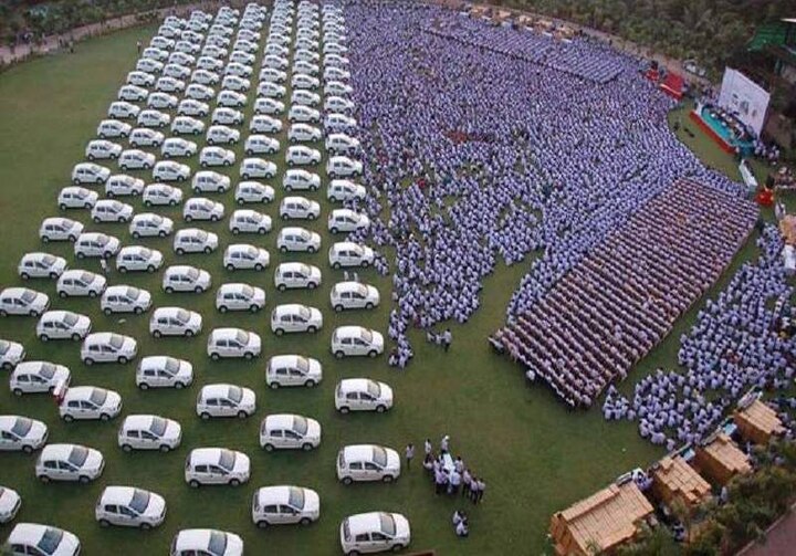 Diwali Bonanza: Surat firm gifts 400 flats,1260 cars as bonus to its employees Diwali Bonanza: Surat firm gifts 400 flats,1260 cars as bonus to its employees