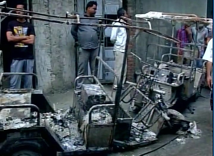 Fire kills 3 and injures 10 in Shahdara, Delhi Fire kills 3 and injures 10 in Shahdara, Delhi