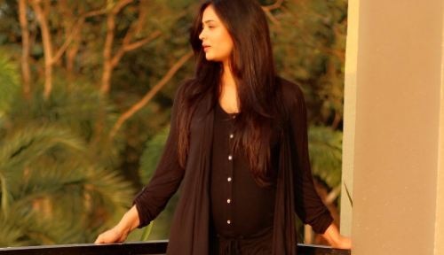 Shweta Tiwari flaunts her baby bump in most sensuous way ! Shweta Tiwari flaunts her baby bump in most sensuous way !