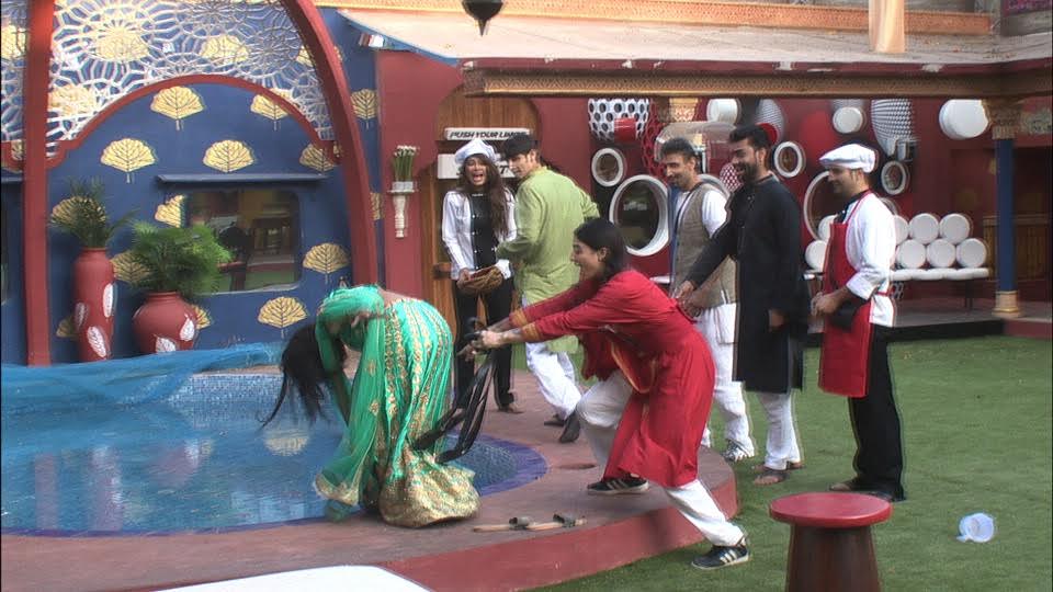 BIGG BOSS DAY 17: Swami Ji's Royal Rajya Abhishek In Bathtub; Bani Pushes Lokesh In the Pool