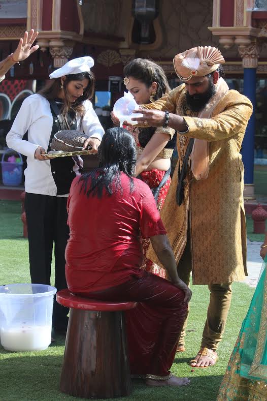 BIGG BOSS DAY 17: Swami Ji's Royal Rajya Abhishek In Bathtub; Bani Pushes Lokesh In the Pool