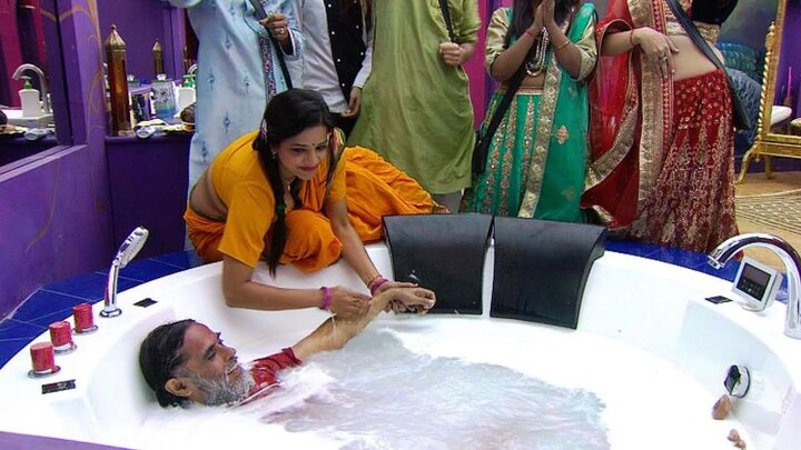 BIGG BOSS DAY 17: Swami Ji's Royal Rajya Abhishek In Bathtub; Bani Pushes Lokesh In the Pool BIGG BOSS DAY 17: Swami Ji's Royal Rajya Abhishek In Bathtub; Bani Pushes Lokesh In the Pool