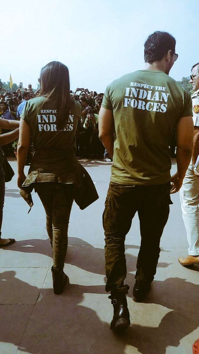 Sonakshi, John pay tribute to soldiers at India Gate Sonakshi, John pay tribute to soldiers at India Gate