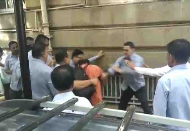Photographers beaten up by Cyrus Mistry's security staff outside Bombay House