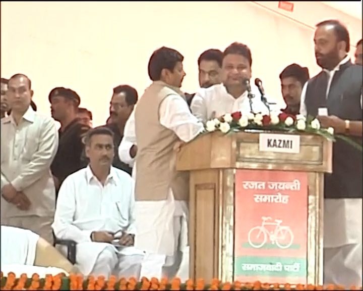 SP’s silver jubilee event: Shivpal talks to Mulayam & pushes SP leader Javed Abdi twice to stop him from speaking on stage SP’s silver jubilee event: Shivpal talks to Mulayam & pushes SP leader Javed Abdi twice to stop him from speaking on stage