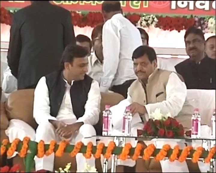 SP’s silver jubilee event: Shivpal talks to Mulayam & pushes SP leader Javed Abdi twice to stop him from speaking on stage