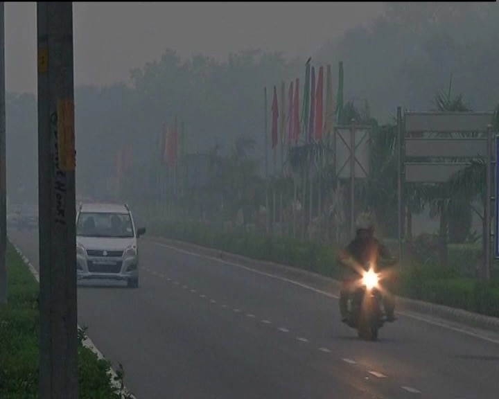 Dangerous gases hover over Delhi sky: 1,700 schools to remain shut on Saturday Dangerous gases hover over Delhi sky: 1,700 schools to remain shut on Saturday