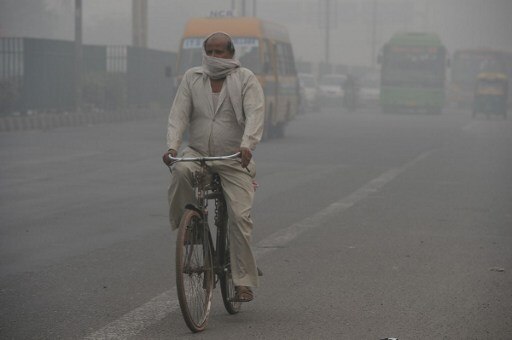 Delhi: Visibility improves, air quality still 'severe' Delhi: Visibility improves, air quality still 'severe'