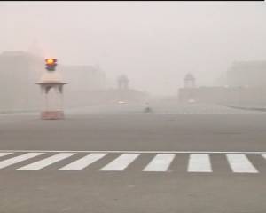 Blanket of smog thickens in Delhi, Doctors call the situation alarming