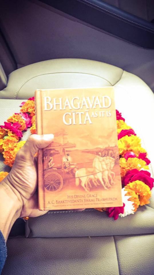 Akshay Kumar gets Bhagvad Gita as gift Akshay Kumar gets Bhagvad Gita as gift