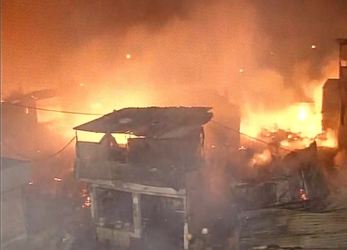 Massive fire breaks out in Delhi's Sadar Bazar Massive fire breaks out in Delhi's Sadar Bazar