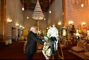 PM makes stopover in Thailand to pay respects to late king