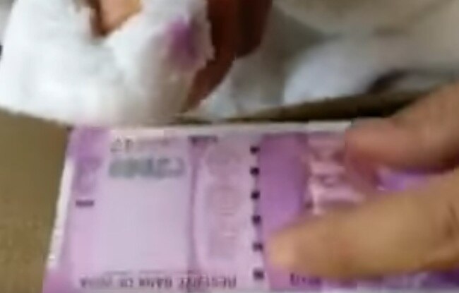 WATCH VIDEO: Is the colour of the new 2000-rupee note fading out? WATCH VIDEO: Is the colour of the new 2000-rupee note fading out?