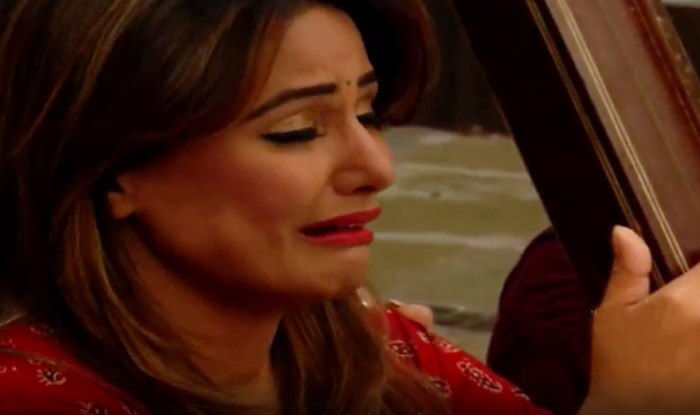 Hina Khan aka Akshara breaks down while shooting last episode of Yeh Rishta Kya Kehlata Hai Hina Khan aka Akshara breaks down while shooting last episode of Yeh Rishta Kya Kehlata Hai