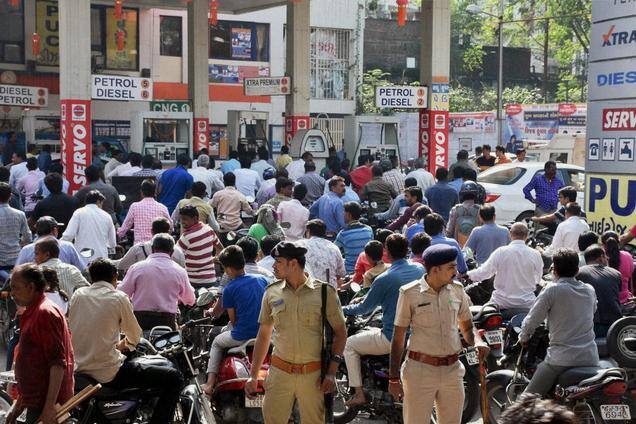 Demonetisation: Now, get Rs 2,000 cash from petrol pumps Demonetisation: Now, get Rs 2,000 cash from petrol pumps Demonetisation: Now, get Rs 2,000 cash from petrol pumps