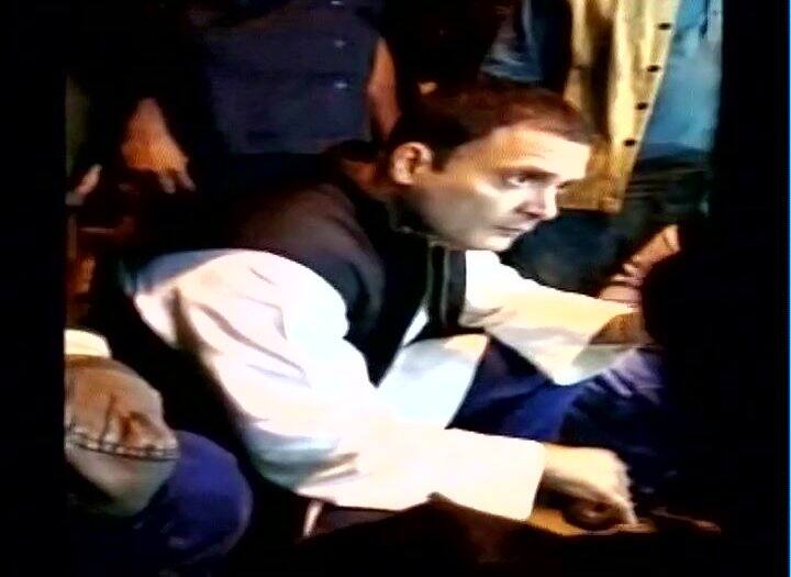 Demonetisation: Rahul meets Sarojini Nagar street vendors Demonetisation: Rahul meets Sarojini Nagar street vendors