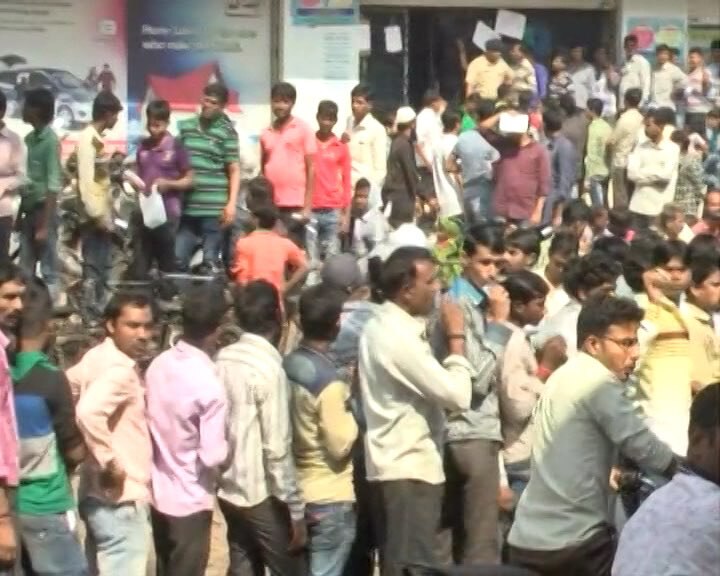Demonetisation, Day 9: Chaotic scenes at banks and ATMs even after govt. lowers exchange limit Demonetisation, Day 9: Chaotic scenes at banks and ATMs even after govt. lowers exchange limit