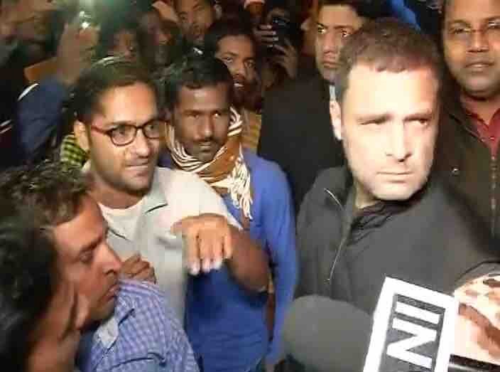 Demonetisation, Day 13: Rahul Gandhi meets those standing outside ATMs in Delhi Demonetisation, Day 13: Rahul Gandhi meets those standing outside ATMs in Delhi