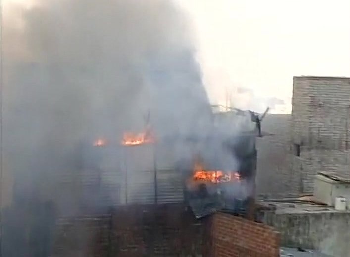 Massive fire breaks out in Delhi's Sadar Bazaar market Massive fire breaks out in Delhi's Sadar Bazaar market