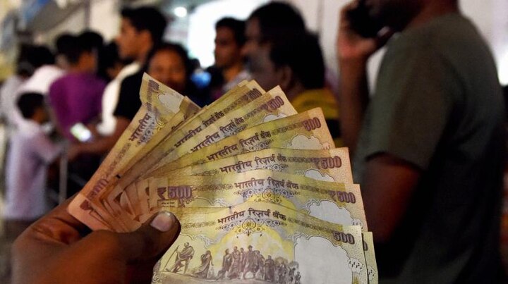 Rs 500 notes needed to end long queues at banks, says SBI Rs 500 notes needed to end long queues at banks, says SBI