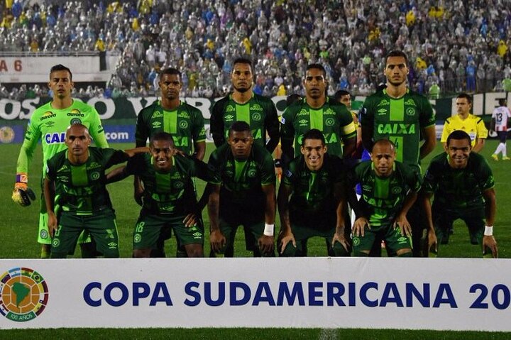 Plane carrying 72 brazilian soccer team players crashes in Colombia Plane carrying 72 brazilian soccer team players crashes in Colombia