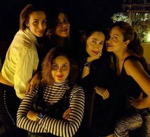 Salman, Kareena party with friends and guess what, Iulia was there too!