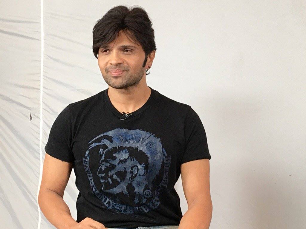 Himesh Reshammiya unrecognisable | Going viral! Himesh Reshammiya looks  unrecognisable in old photo; netizens can't get over his transformation