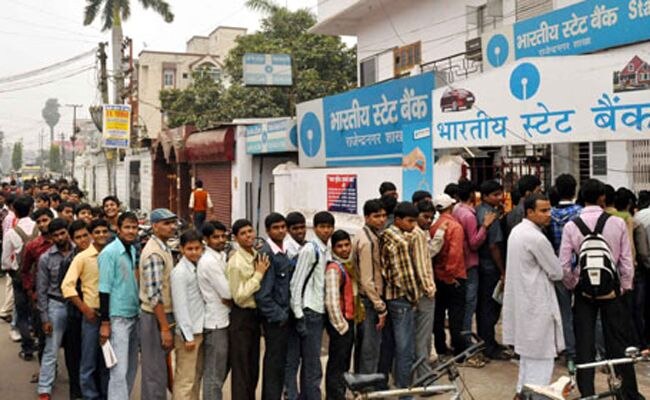Cash crunch continues on ‘salary day’, people struggle to withdraw money Cash crunch continues on ‘salary day’, people struggle to withdraw money