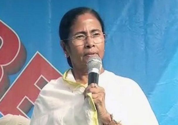 Mamata Banerjee stays put at office despite army's removal from toll plaza