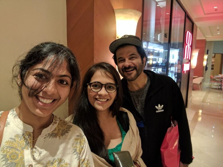Anil Kapoor queues up at ATM, clicks selfie with fans     Anil Kapoor queues up at ATM, clicks selfie with fans