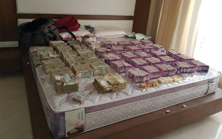Rs.6 crore cash, 7 kg gold haul in Bengaluru tax raids, Rs.95 lakh seized in Hyderabad Rs.6 crore cash, 7 kg gold haul in Bengaluru tax raids, Rs.95 lakh seized in Hyderabad