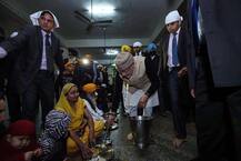Amritsar: PM Modi serves 'langar' at Golden Temple, will inaugurate Heart of Asia conference tomorrow