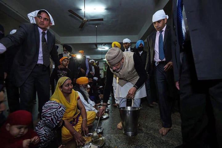 Modi becomes first PM to serve 'langar' at Golden Temple Modi becomes first PM to serve 'langar' at Golden Temple
