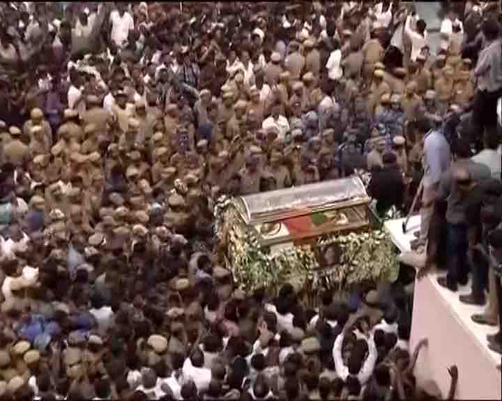 LIVE: Jayalalithaa's funeral to be performed at 4:30 pm, mortal remains brought to Rajaji hall in Chennai